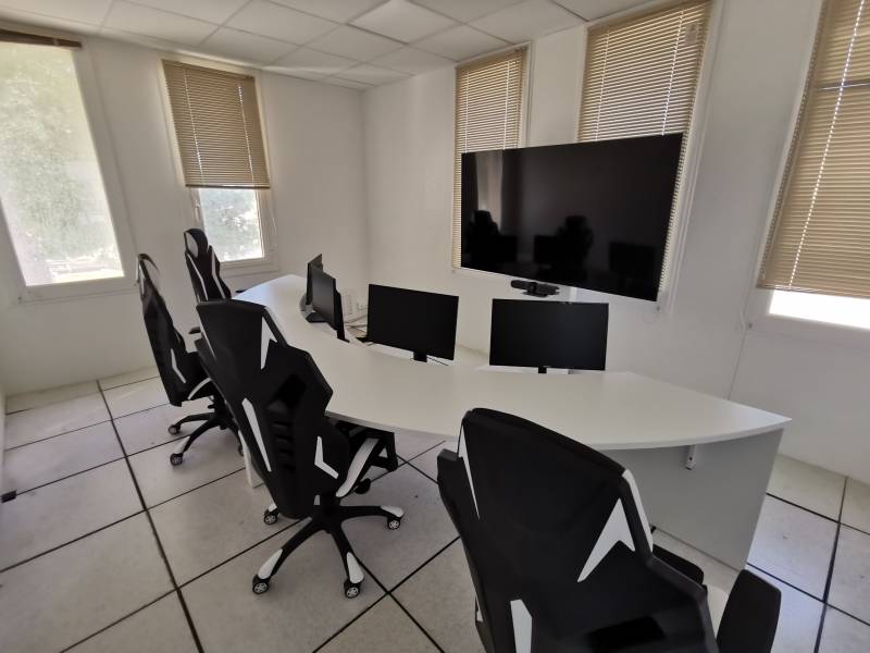 Mise en place d'une salle de réunion avec écran grande taille à Martigues
